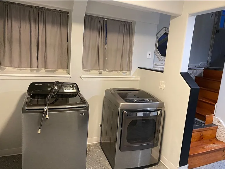 208 E Illinois St — Photo 16