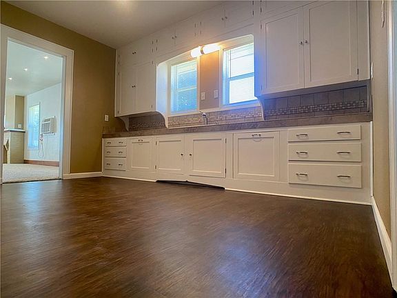 3rd image of 406 W Creek St