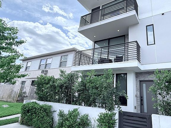 2nd image of 5061 Laurel Canyon Blvd