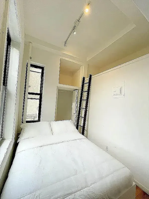 516 East 11th Street — Photo 4