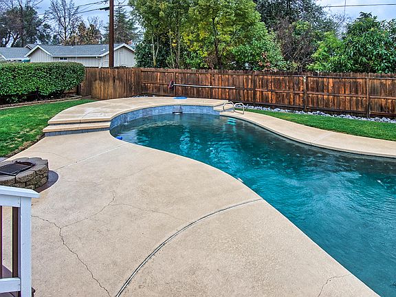 3rd image of 662 Loma Vista Dr