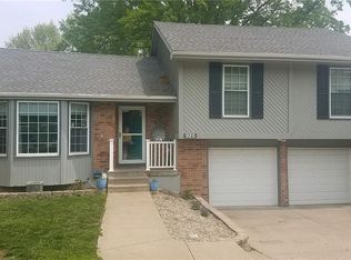 925 Dunwich Dr, Liberty, MO 64068