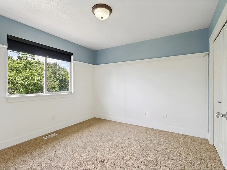 1137 E Holmes Creek Ln — Photo 16