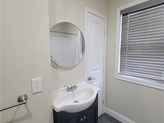 5th image of 644 Park Pl #2B