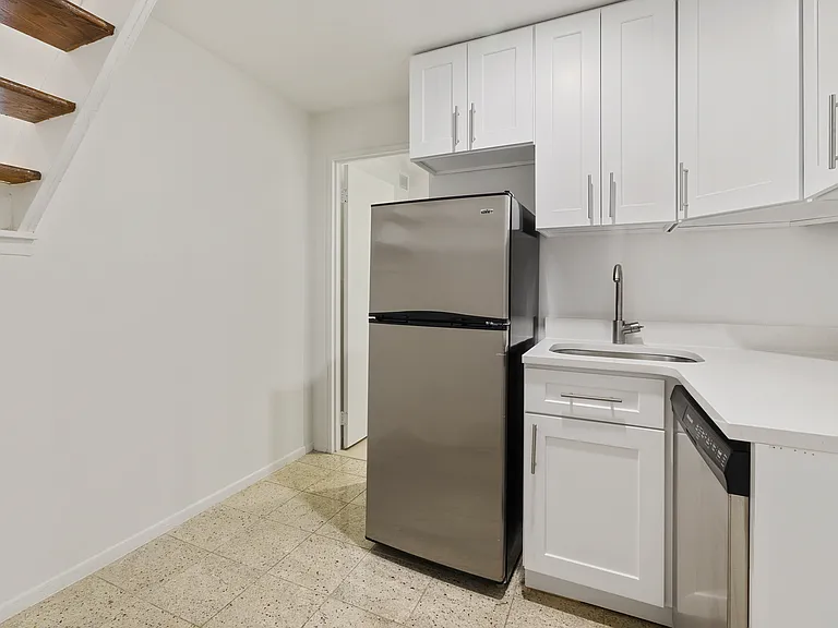 123 E 54th St #5G — Photo 2