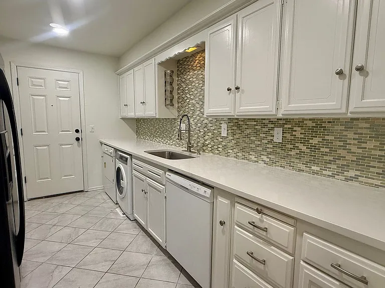 3007 W Wilshire Blvd — Photo 6