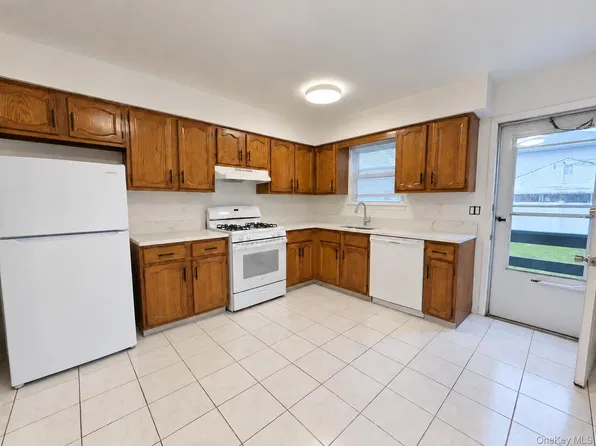 29 Lambert Ave #1, Farmingdale, NY 11735