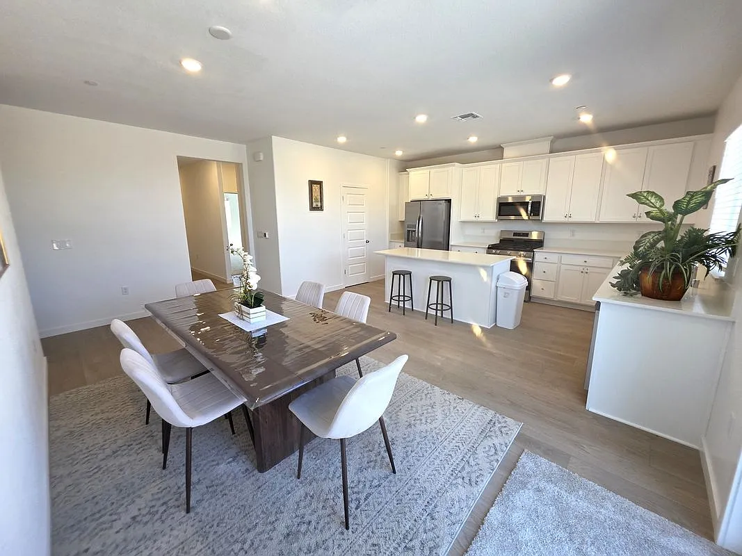 7 bed, 4.0 bath, 2803 sqft, $850 — Photo 2