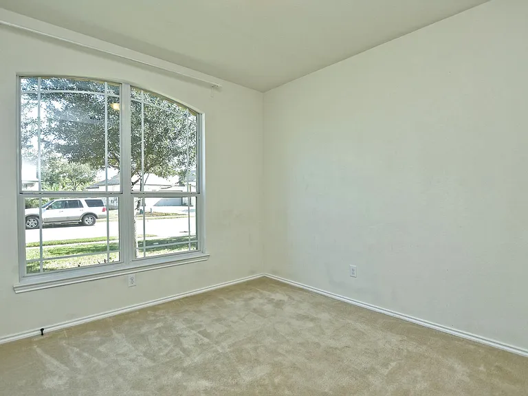 2717 Claremont Ct — Photo 23