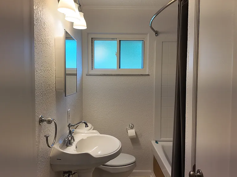 1534 Amesbury Rd — Photo 8