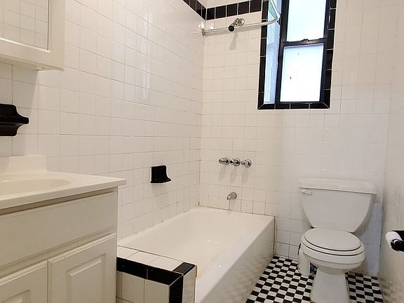 5th image of 2101 Westbury Ct APT 1K