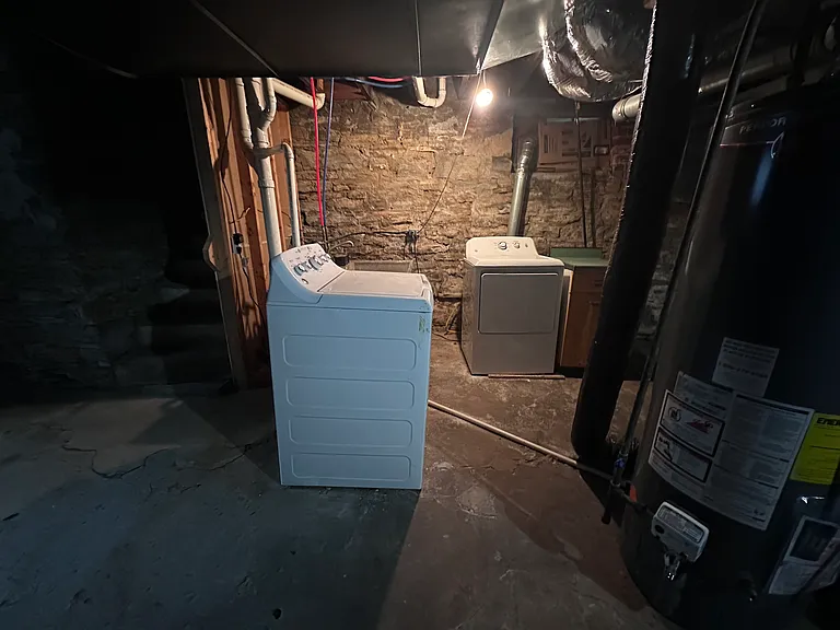 572 Hall Ave — Photo 6
