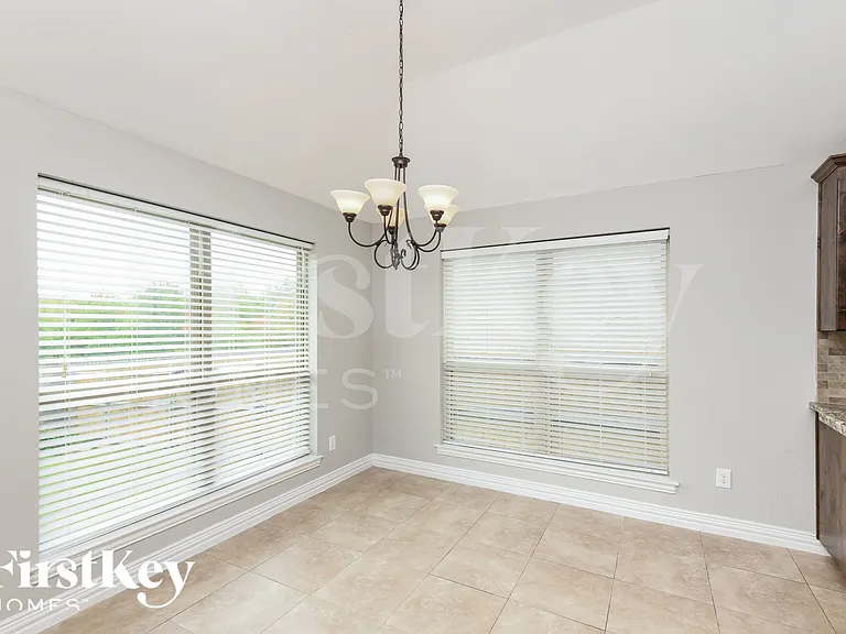 612 Zachary Dr — Photo 4