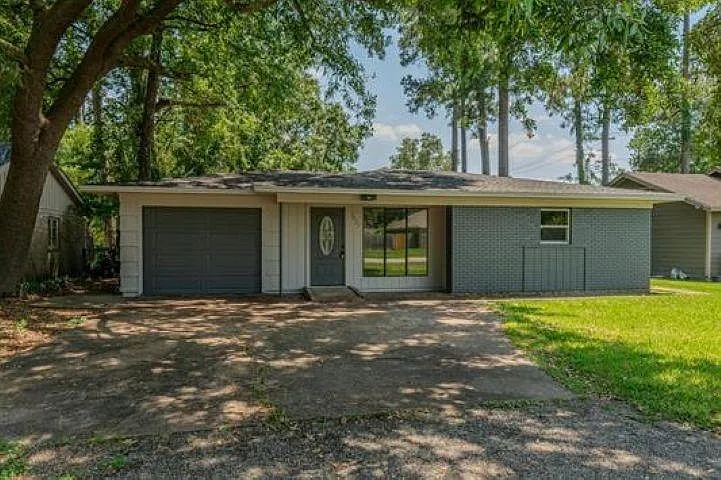4 bed, 2.5 bath, 2002 sqft, $1,800 — Photo 1