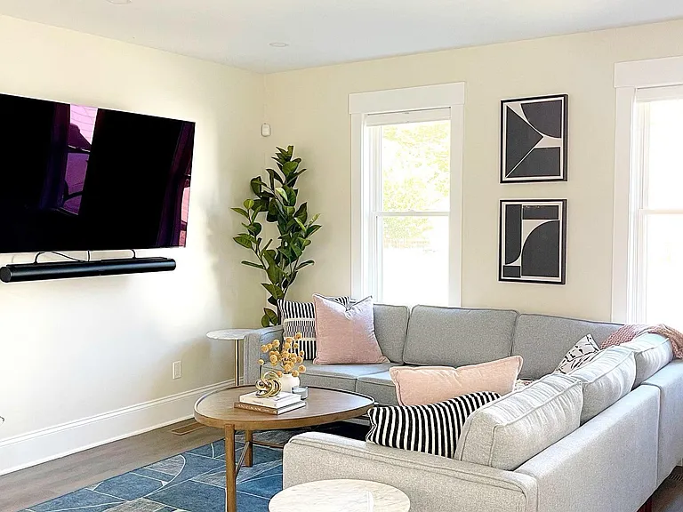 Want to create the perfect atmosphere for unwinding? Look no further than this minimalist living room _ guaranteed to give you and your guests a cozy and inviting space! #myminimallivingroom