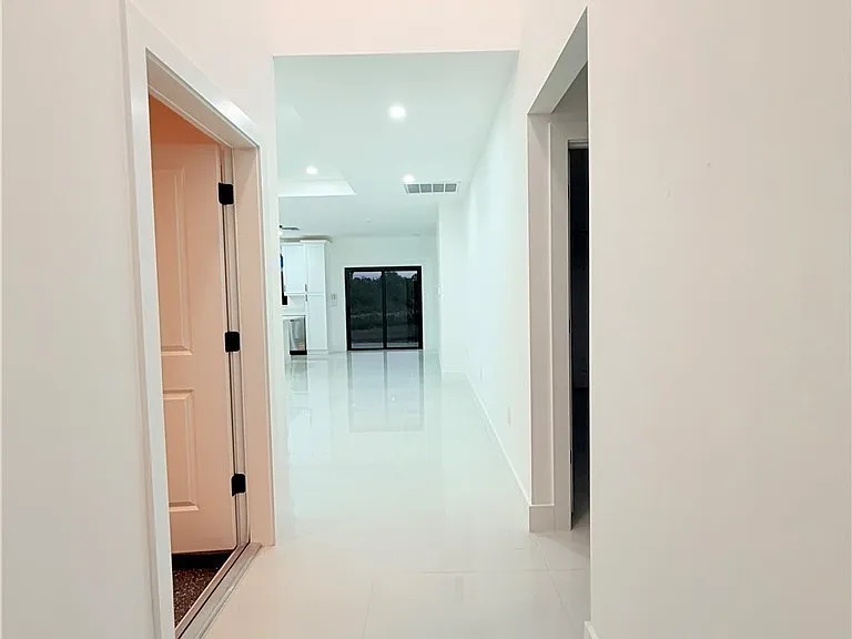 844 Millpond St E — Photo 16