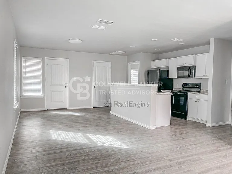2406 Fir Ave — Photo 3