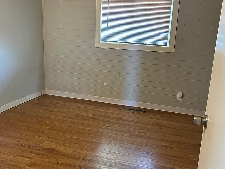 909 Victoria Ave #1 — Photo 1