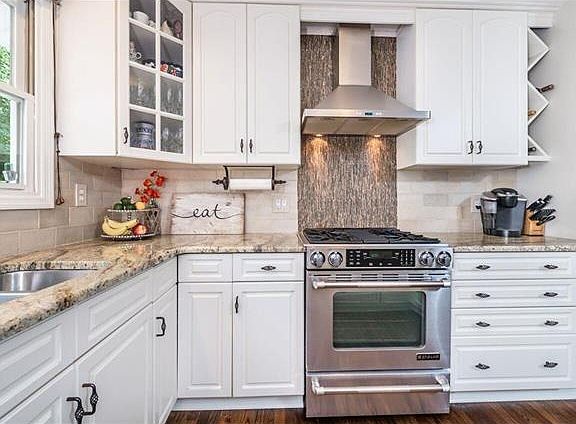 3rd image of 402 Hunters Hill Dr