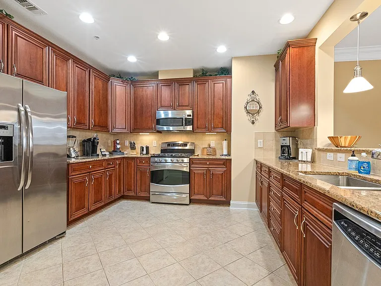 10400 Rosegate Ct #201 — Photo 7