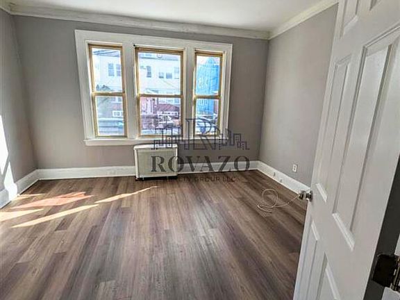 3rd image of 417-419 Leslie St #1L