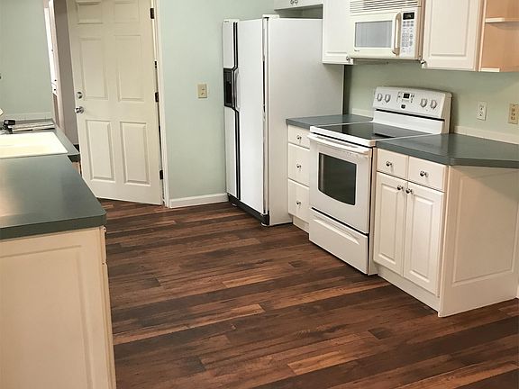 Shared Kitchen. Rooms 1, 2 & Suite.