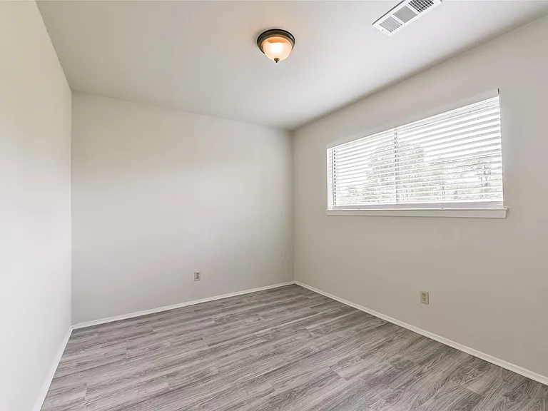 5514 Vickita Dr — Photo 32