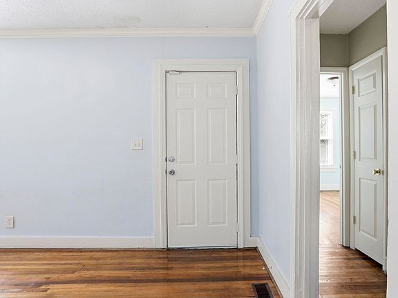 3rd image of 211 Lowndes Hill Rd