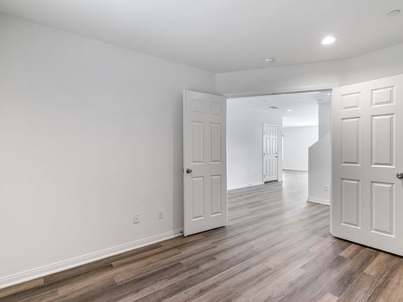 4th image of 713 Mulyak St
