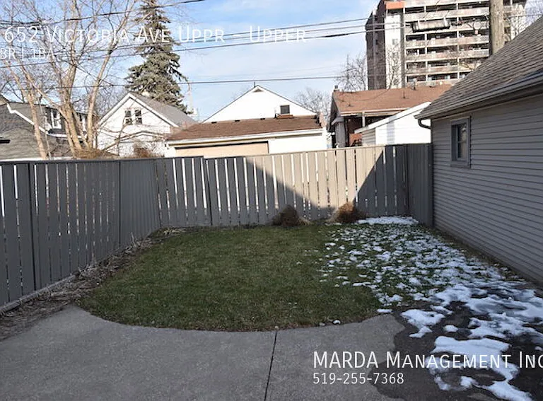 1652 Victoria Ave #UPPER — Photo 23