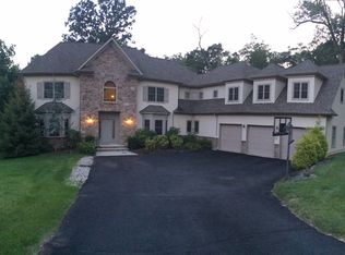 14 Thomas Ct, Green Brook, NJ 08812