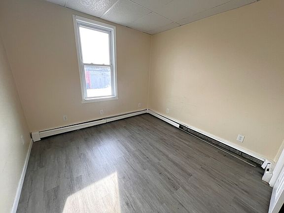 2nd image of 824 Main St APT 2R