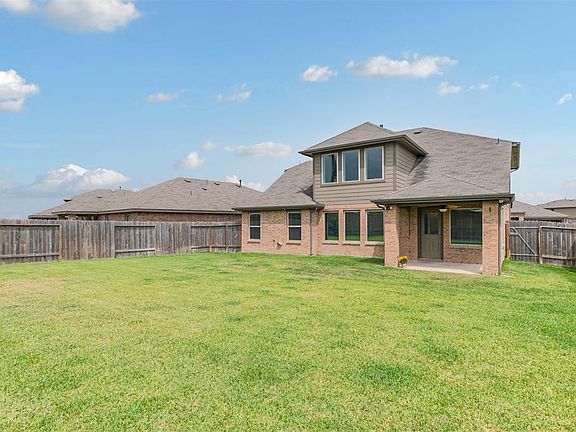 The large backyard has more than enough room for a pool, spa, outdoor kitchen....and still have green space.