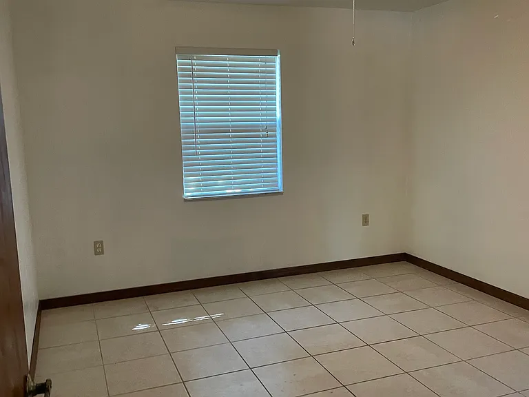 901 Nevada Dr NE — Photo 8
