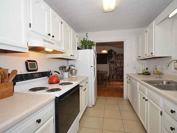 Galley kitchen+great storage