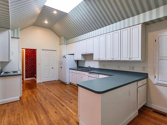 4th image of 8 Sixty West Dr #8