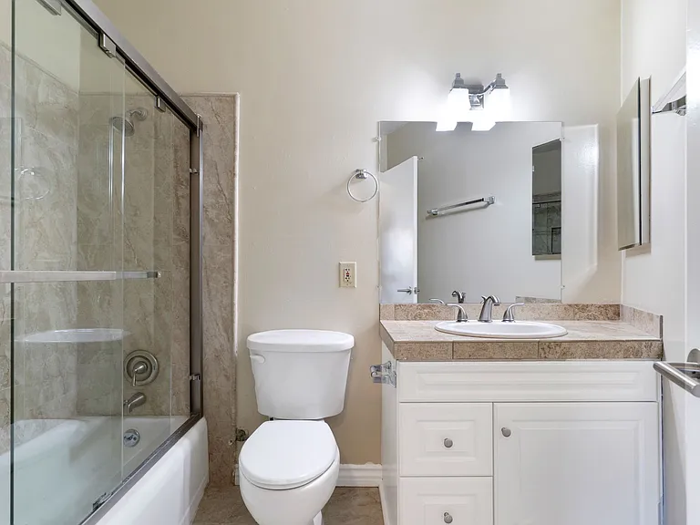 1690 E Hillcrest Dr — Photo 28