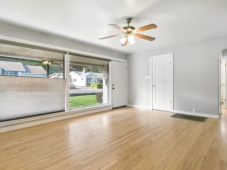 1385 Martin Ln — Photo 8