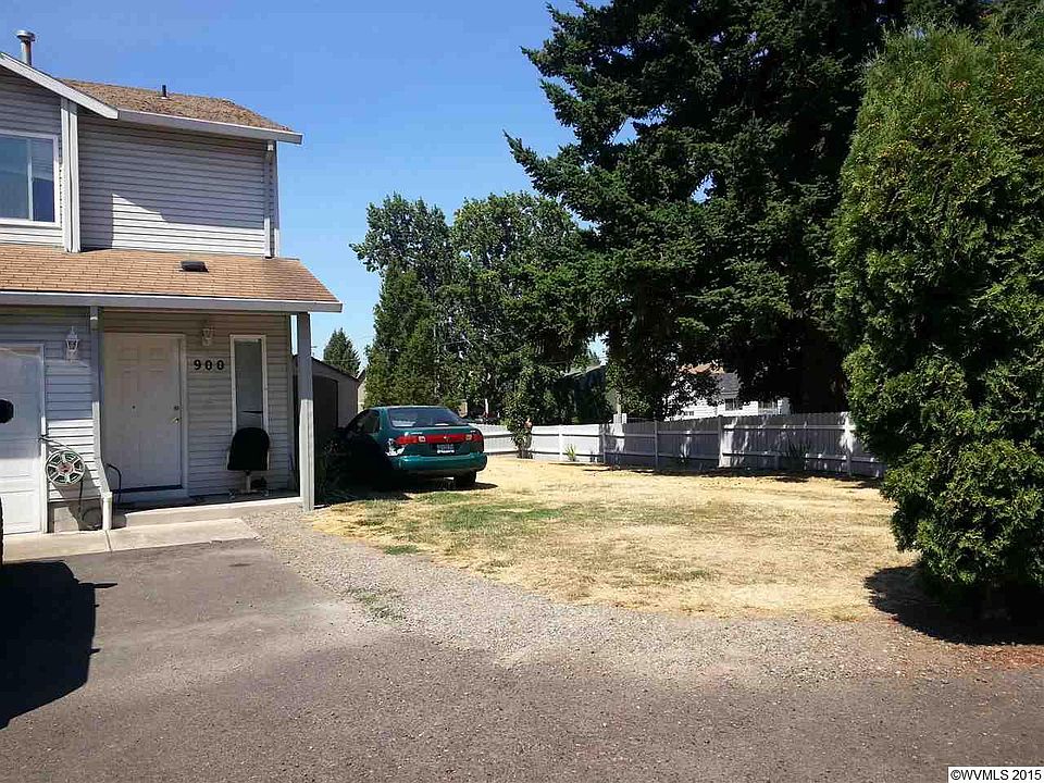 2nd image of 906 Charter Pl NE