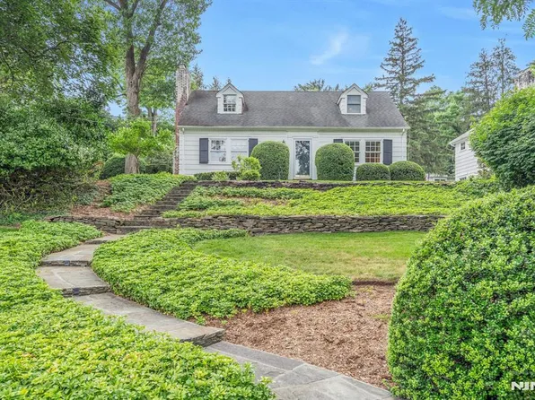 17 Crescent Pl, Ho Ho Kus, NJ 07423