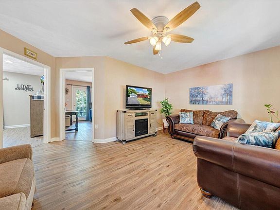 3rd image of 90 Berkshire Cir