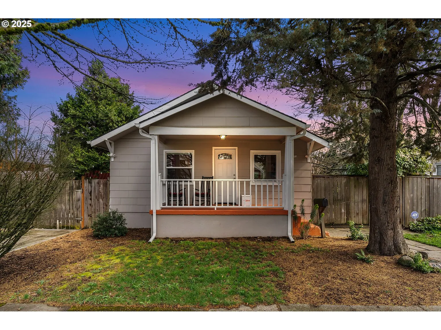 8972 N Clarendon Ave photo 1