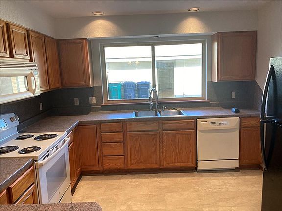 3rd image of 522 Greenlea Chase W