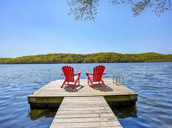 1085 Barrett Circle W, Carmel, NY 10512