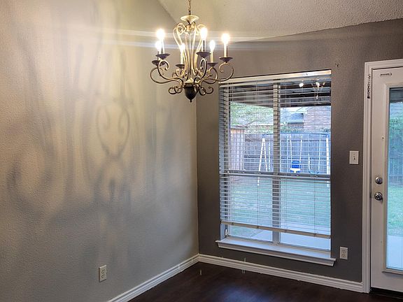 Breakfast nook/eat in kitchen area.
