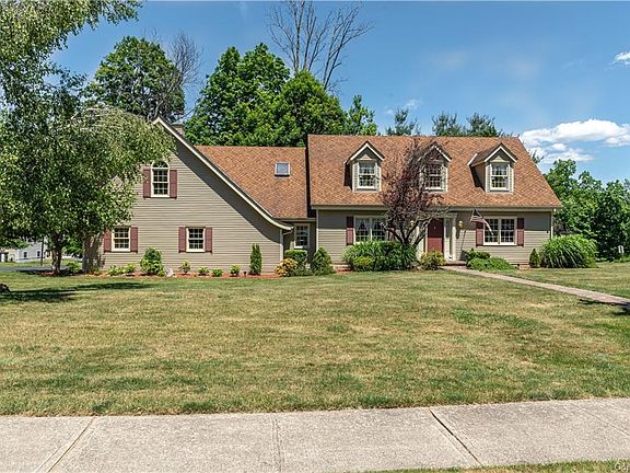 2nd image of 8 Thornwood Ct