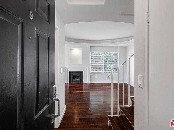 2nd image of 10627 Moorpark St APT 1