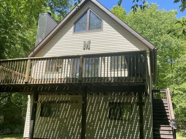 15 Thornhurst Rd, Gouldsboro, PA 18424