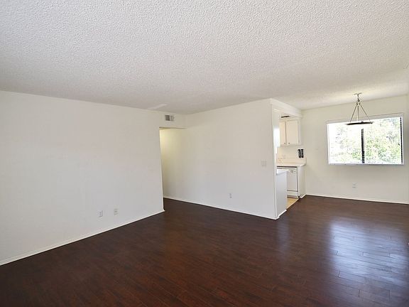 4th image of 12338 Oxnard St APT 201