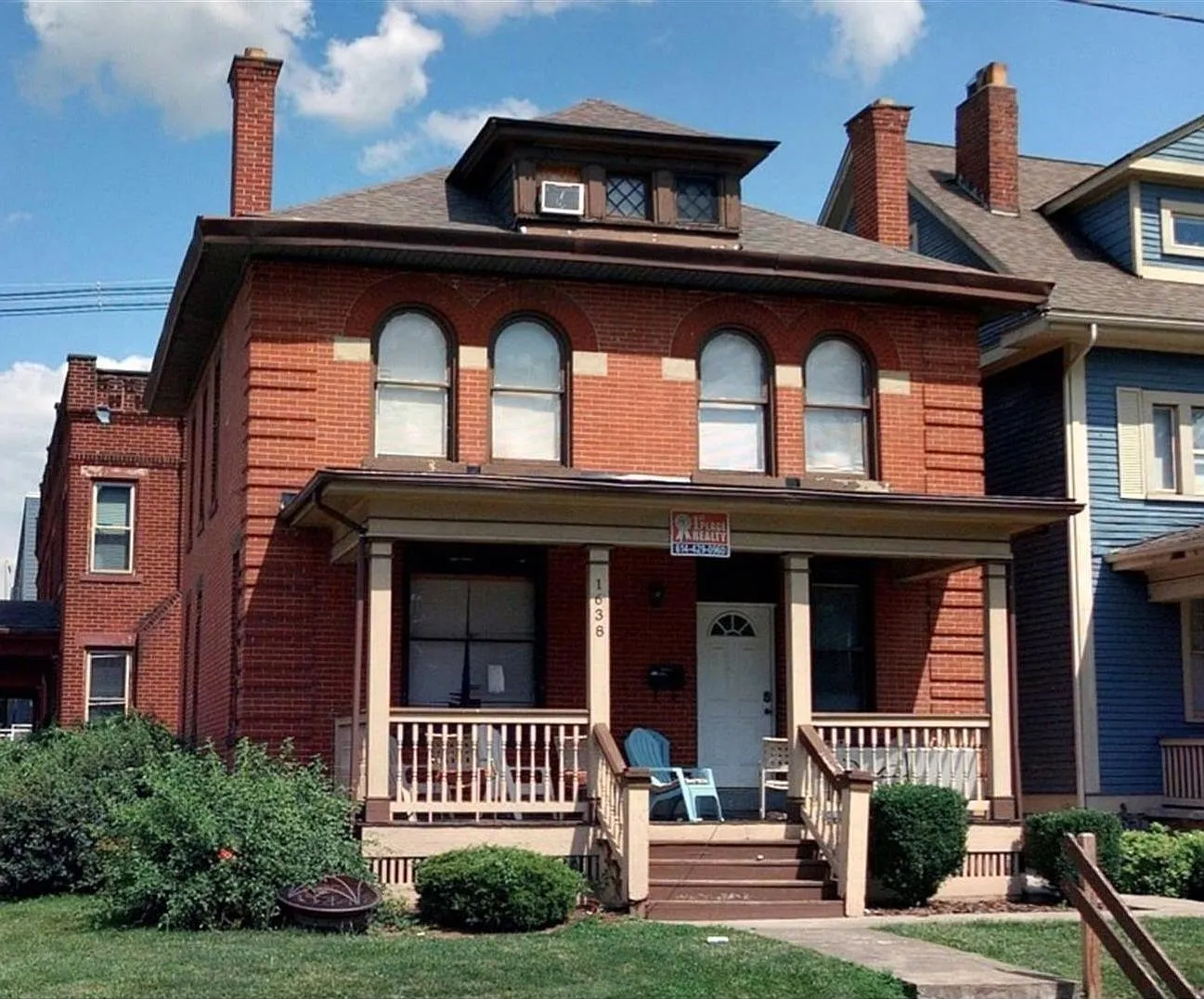 1638 Summit, 4 Free Parking, A lot of House for the — Photo 2